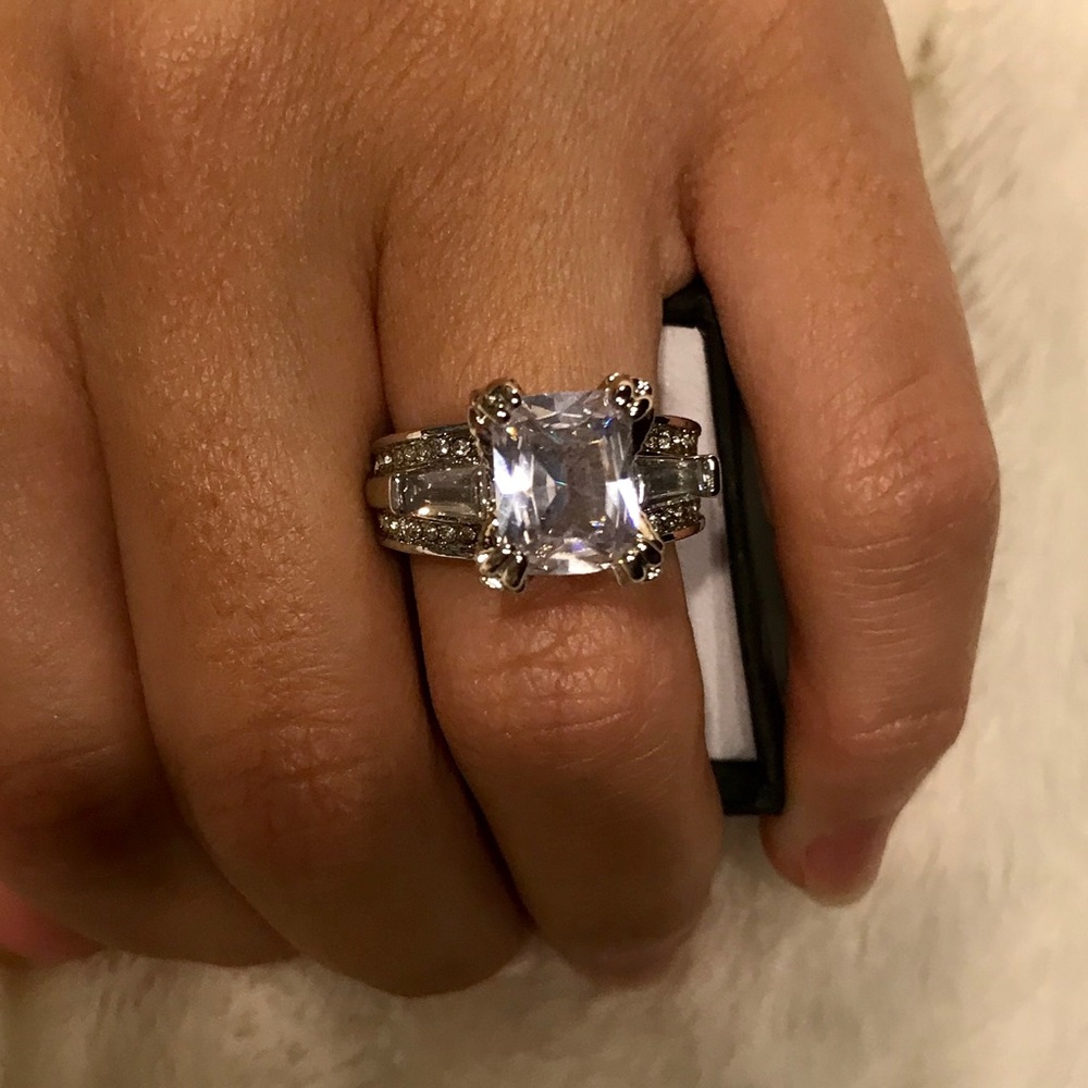 Gorgeous Silver Wedding Ring - Picture 2 of 4